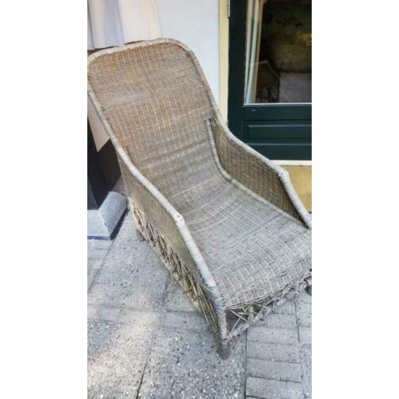 Twee luie rieten tuinstoelen
