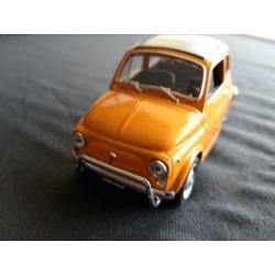 Fiat 500 L okergeel - schaal 1:35
