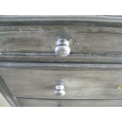 Leuke massieve ladenkast zwart met iets zilver