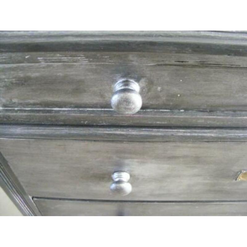 Leuke massieve ladenkast zwart met iets zilver