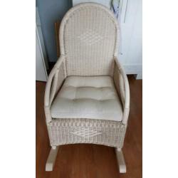 Babypark schommelstoel Whitewash rotan riet met kussen