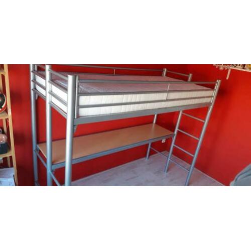 Hoogslaper met bureau