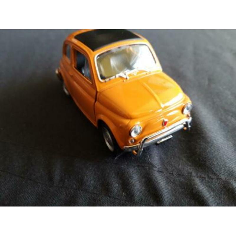 Fiat 500 L okergeel - schaal 1:35
