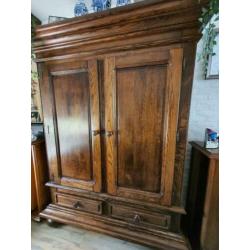 Mooie zware donker eiken meubels, kast, tafel