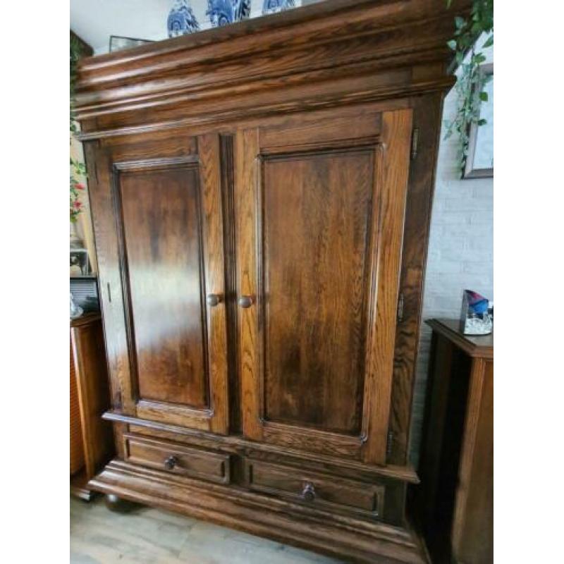 Mooie zware donker eiken meubels, kast, tafel