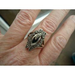 echt zilveren sierlijke ring met markesiet en onix maat 18,5