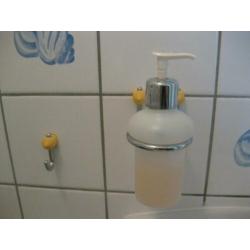 3 delige set toiletaccessoires, € 10,00