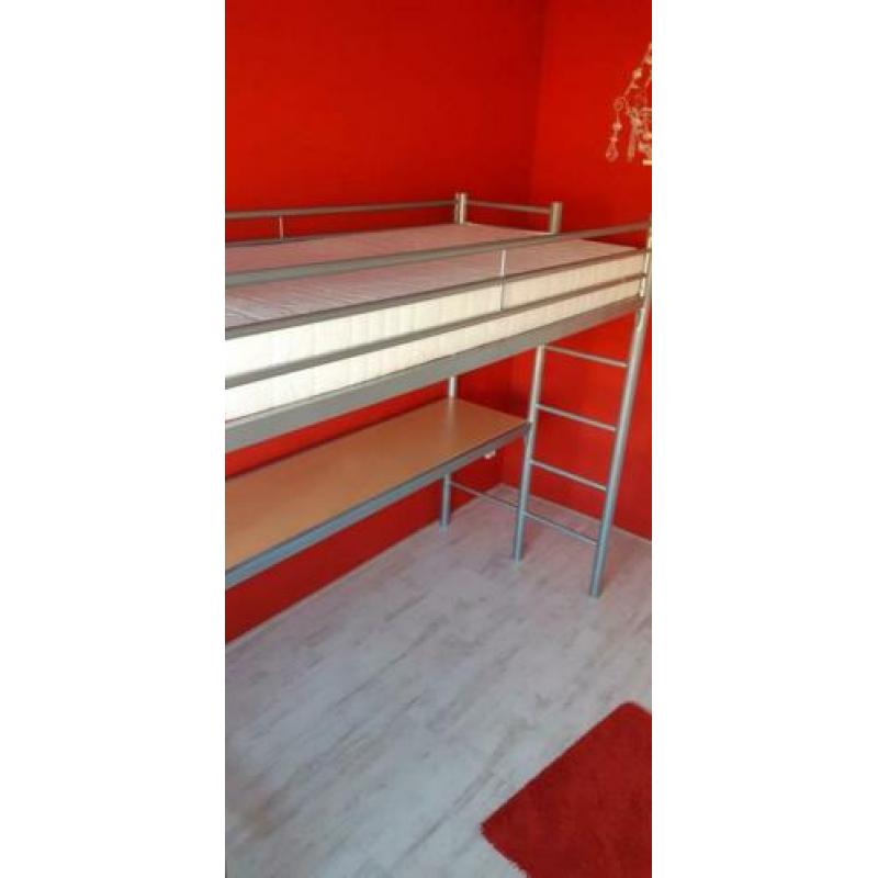 Hoogslaper met bureau
