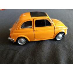 Fiat 500 L okergeel - schaal 1:35