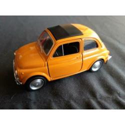 Fiat 500 L okergeel - schaal 1:35