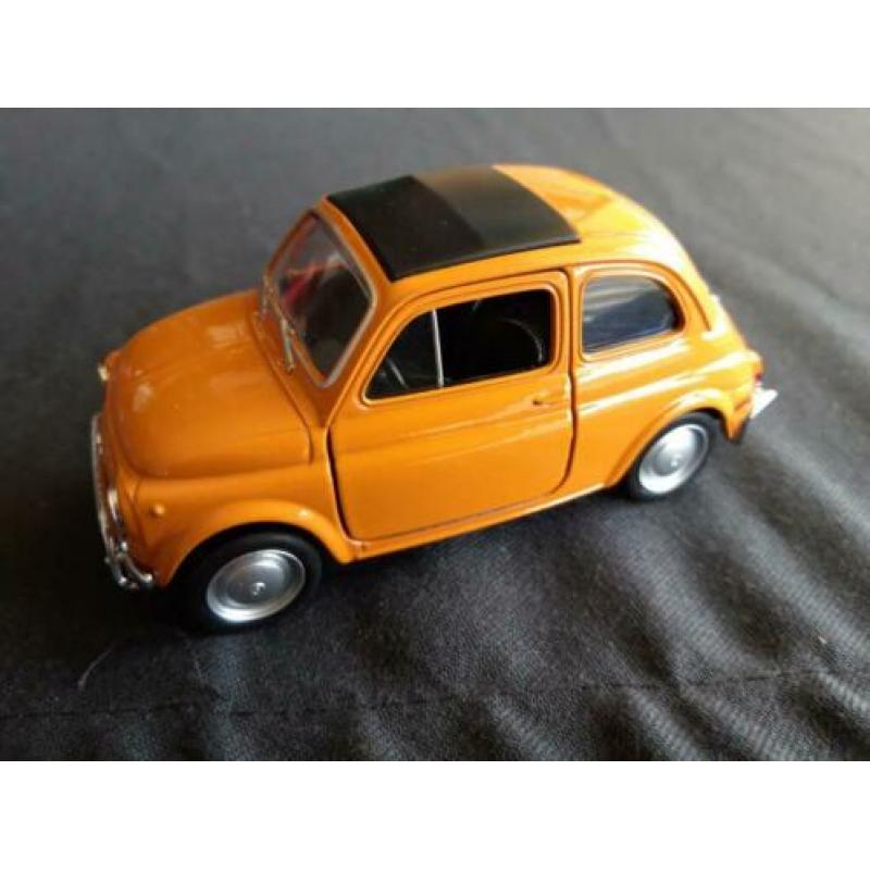 Fiat 500 L okergeel - schaal 1:35