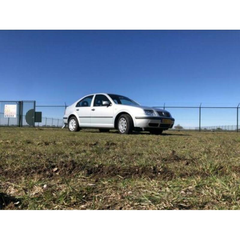 Volkswagen Bora trendline1.6 16v 74KW 2000 Grijs moet weg