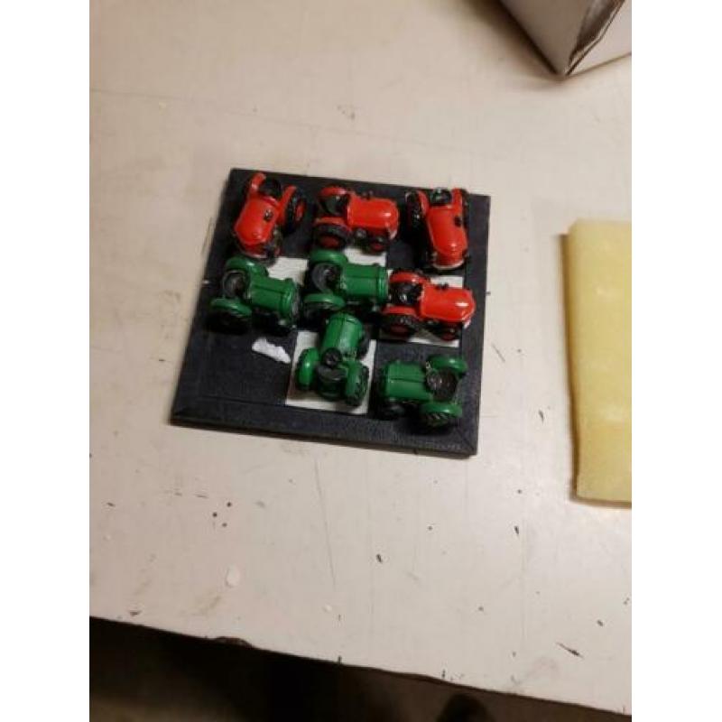 Drie op een rij, dan met kleine tractoren, retro, vintage