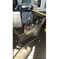 Zeer oude winkelwagen.