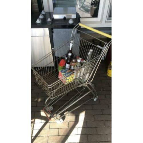 Zeer oude winkelwagen.