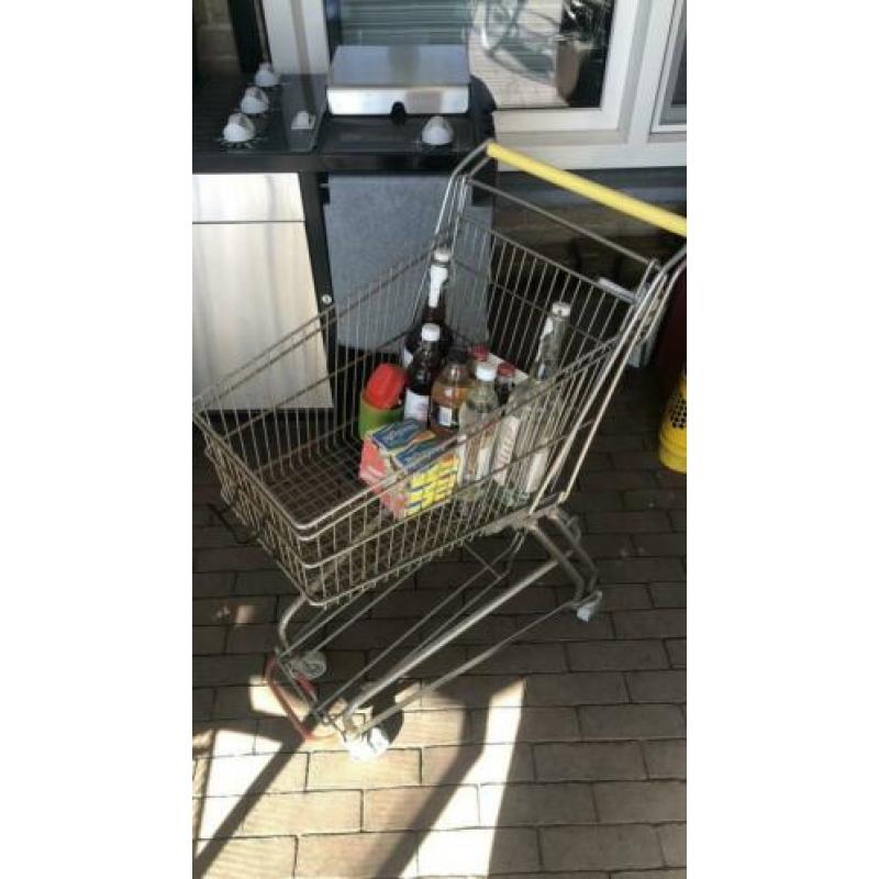 Zeer oude winkelwagen.