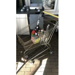 Zeer oude winkelwagen.