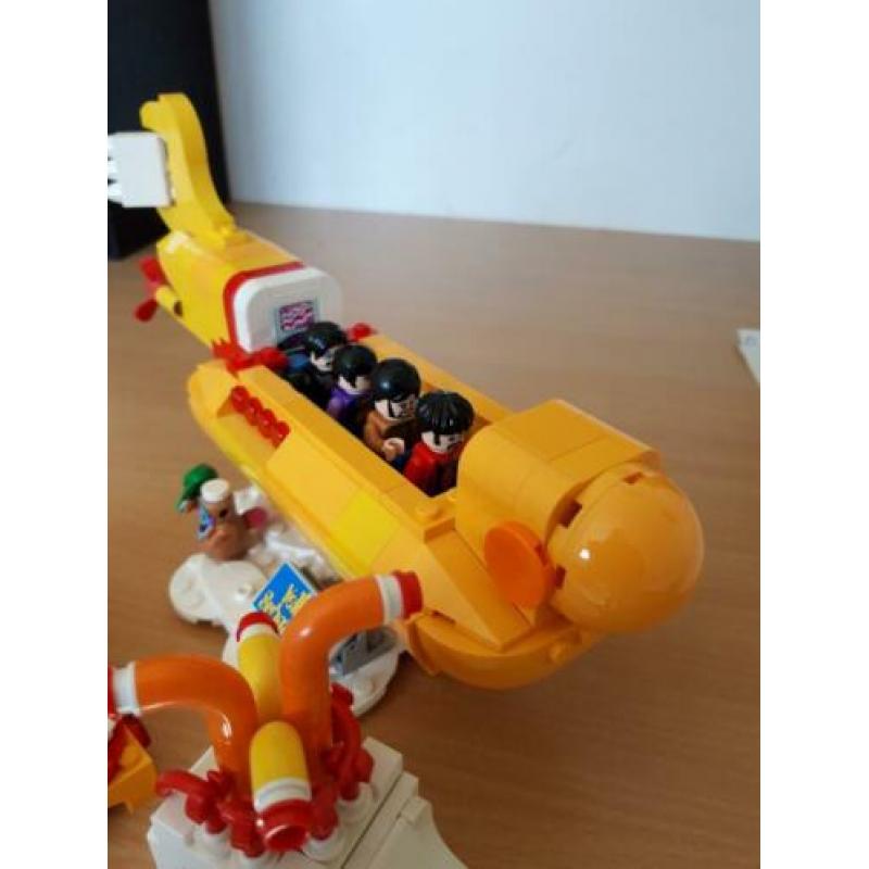 Yellow submarine van lego
