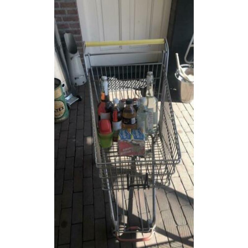 Zeer oude winkelwagen.