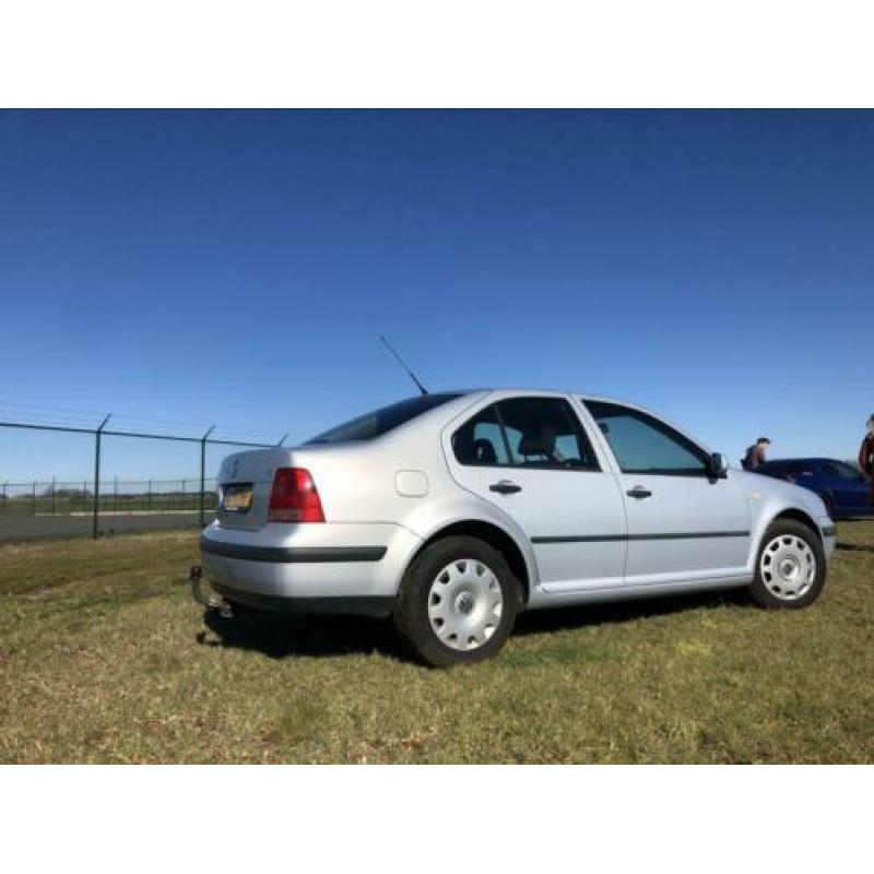 Volkswagen Bora trendline1.6 16v 74KW 2000 Grijs moet weg