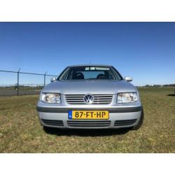 Volkswagen Bora trendline1.6 16v 74KW 2000 Grijs moet weg