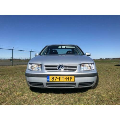Volkswagen Bora trendline1.6 16v 74KW 2000 Grijs moet weg