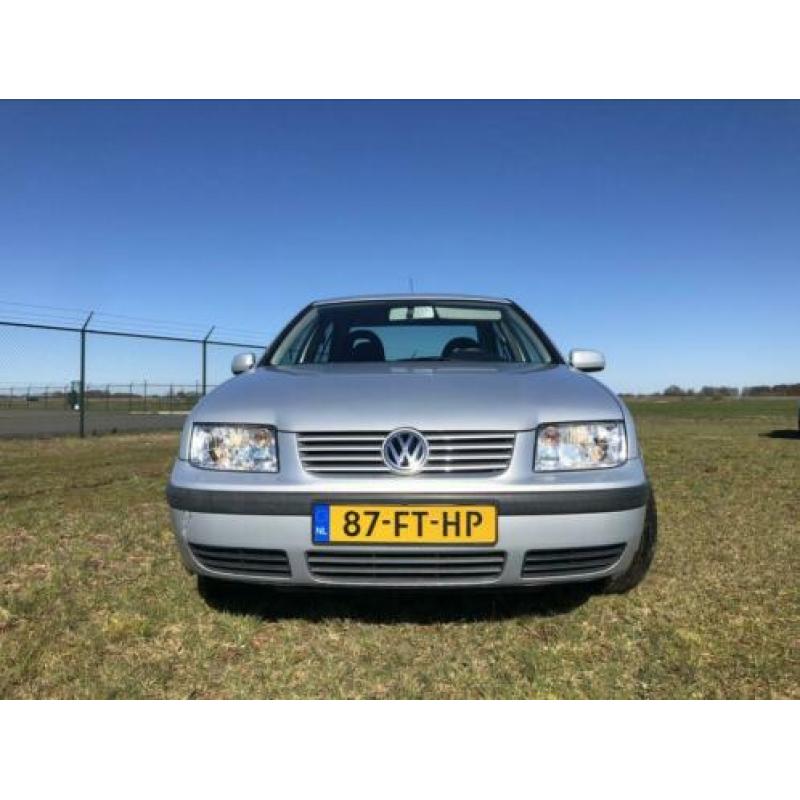 Volkswagen Bora trendline1.6 16v 74KW 2000 Grijs moet weg