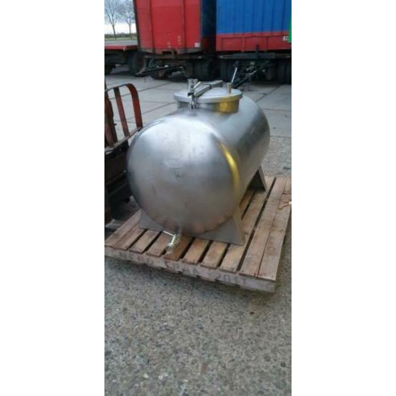 2 rvs tanks