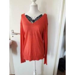 31. Nieuwe trui, koraalrood, maat 48