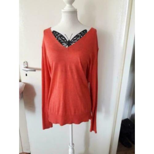 31. Nieuwe trui, koraalrood, maat 48