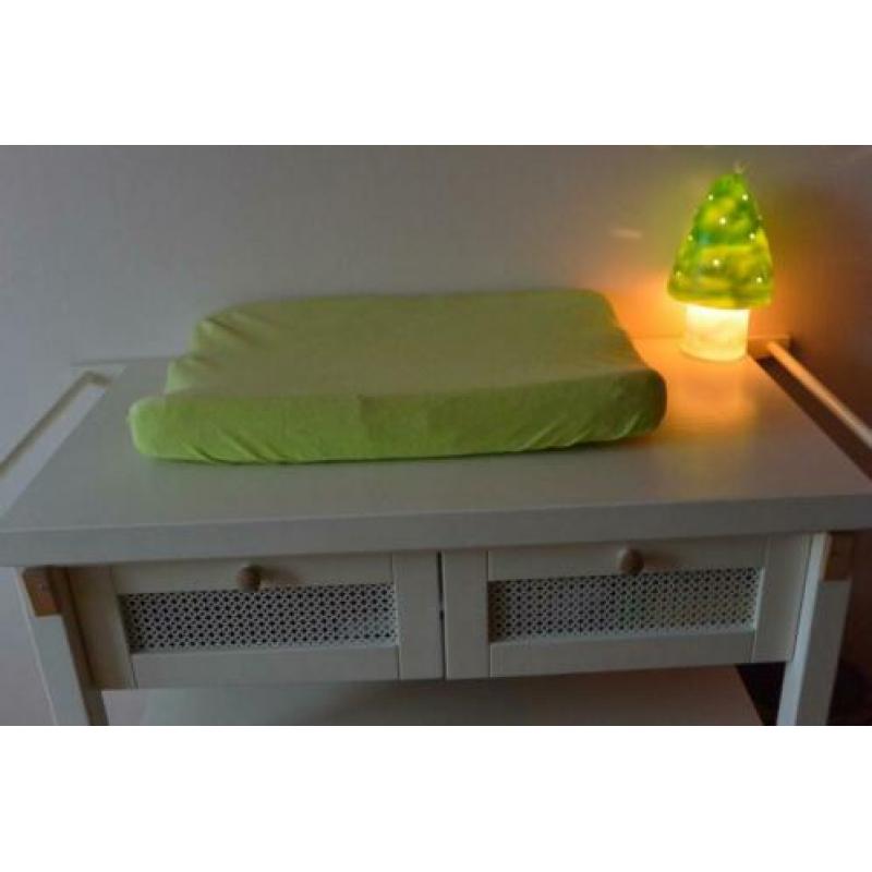 Babykamer: ledikant en commode -heel leuk!-