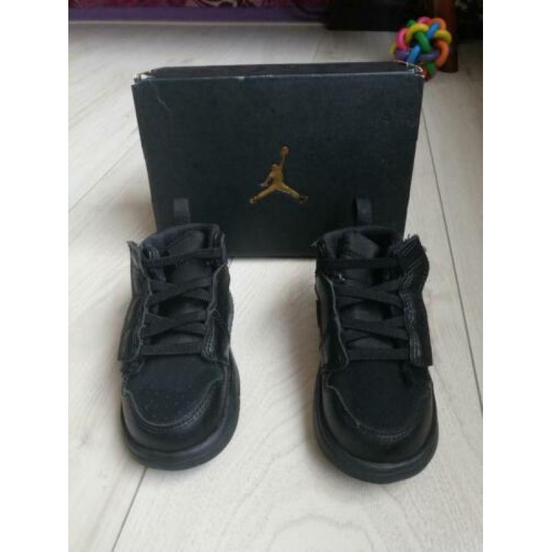 Jordan 1 mid, maat 23.5