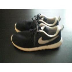 Mooie Zwarte NIKE sneakers. Maat 31.5