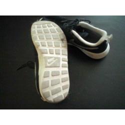 Mooie Zwarte NIKE sneakers. Maat 31.5