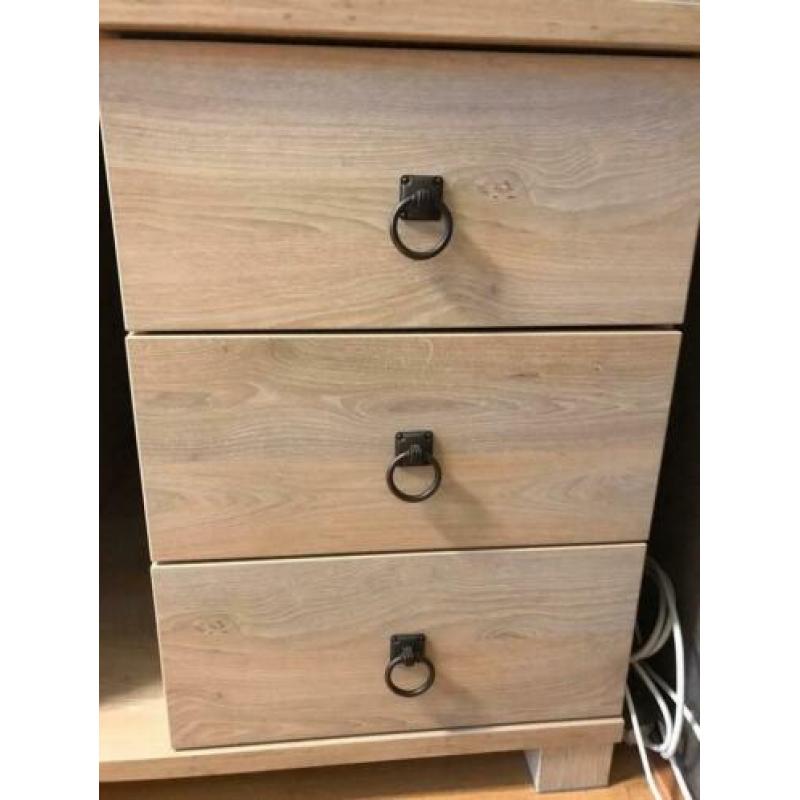Licht eiken bureau incl 3 lades en 1 vak. 140 x 75 cm.