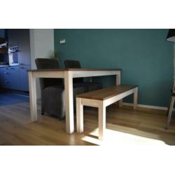 Massief houten eettafel inclusief bijbehorend bankje.