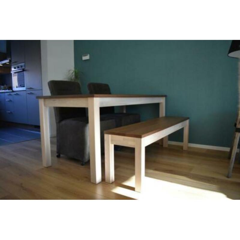 Massief houten eettafel inclusief bijbehorend bankje.
