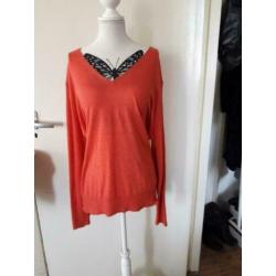 31. Nieuwe trui, koraalrood, maat 48