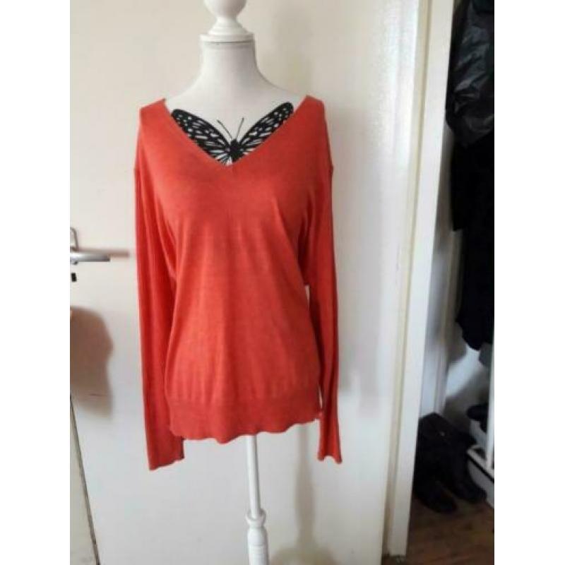 31. Nieuwe trui, koraalrood, maat 48