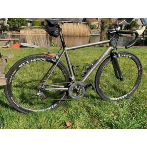 Exclusieve titanium racefiets carbon wielen carbon crancks