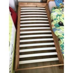 Te koop bed met onderschuifbed