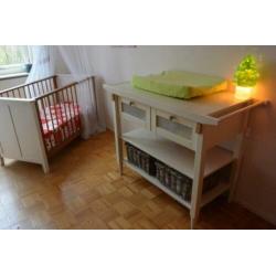 Babykamer: ledikant en commode -heel leuk!-