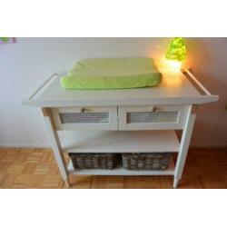 Babykamer: ledikant en commode -heel leuk!-