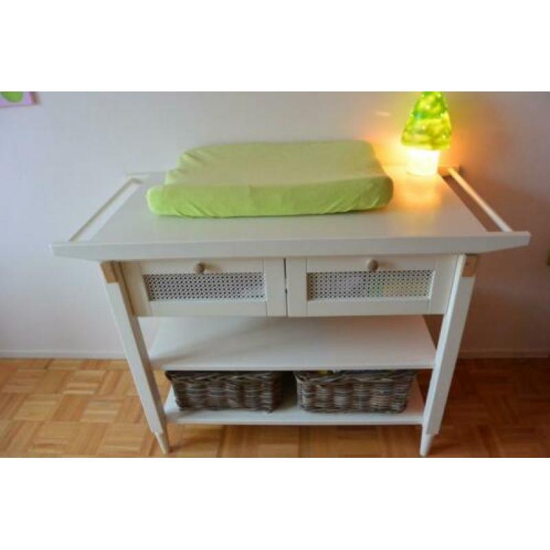 Babykamer: ledikant en commode -heel leuk!-