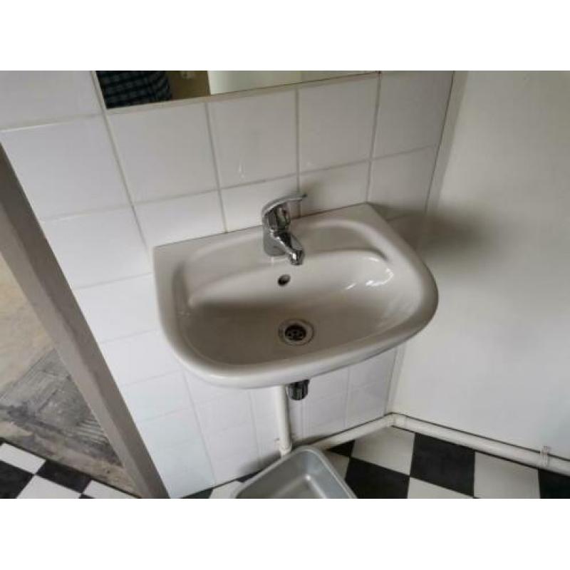 Wastafel met kraan