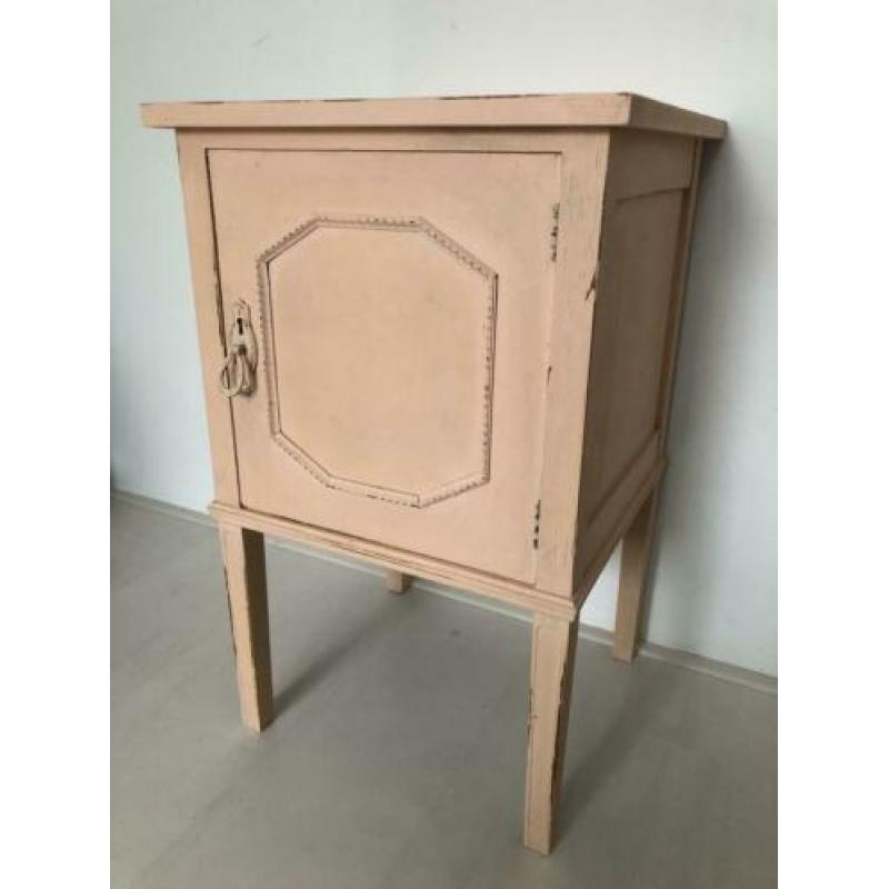 Brocante nachtkastje