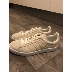 Nieuwe Adidias schoenen in doos