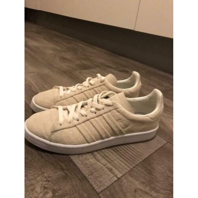 Nieuwe Adidias schoenen in doos