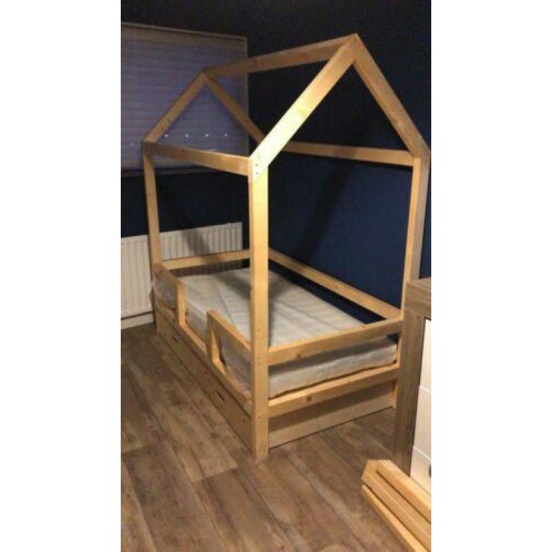Houten kinderbed 2 stuks 80x170 cm met 2 lades. Incl matras