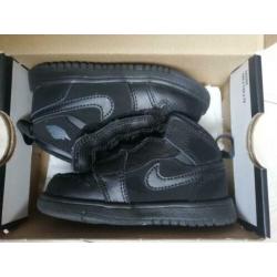Jordan 1 mid, maat 23.5